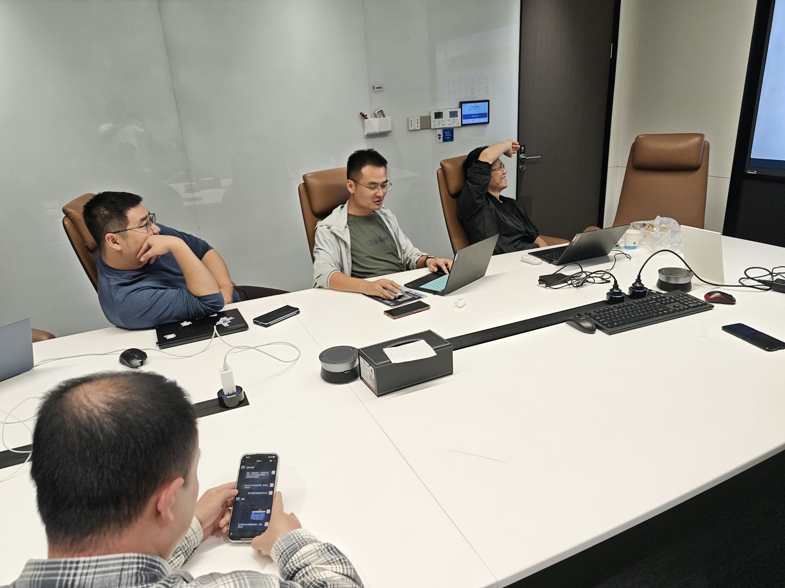 Camera AI trong phòng họp: auto-framing và speaker tracking hoạt động thế nào?